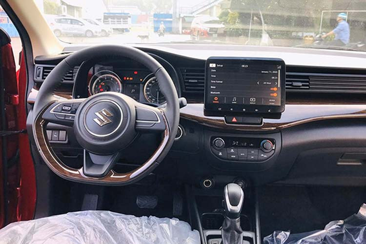 Khoang nội thất của Suzuki Ertiga Limited 2020 sẽ được trang bị thêm bệ tỳ tay cho hàng ghế thứ 2 trong khi màn hình giải trí trung tâm dạng cảm ứng được nâng cấp từ loại 6,2 inch ở bản thường lên loại 10 inch, có tích hợp camera lùi và điều hòa tự động.