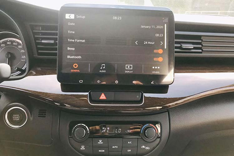 Trong khi đó, phiên bản Limited GL sẽ được trang bị thêm bệ tỳ tay, bổ sung thêm màn hình cảm ứng kích cỡ 6,2 inch tích hợp camera lùi. Trang bị an toàn của xe không thay đổi so với phiên bản cũ, bao gồm; phanh ABS, phân bổ lực phanh EBD, hai túi khí, ghế trẻ em ISOFIX...