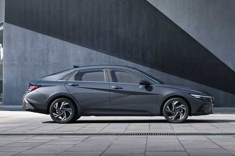 Tại Hàn Quốc, mẫu xe sedan Hyundai Elantra 2024 được gọi với tên riêng là Avante. Dù chỉ là phiên bản facelift nhưng Elantra 2024 lại nhận được khá nhiều thay đổi về ngoại hình lẫn trang bị.