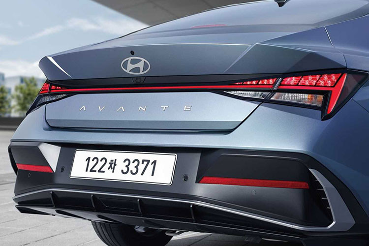 Lưới tản nhiệt Parametric-Jewel được thu hẹp lại, tạo nên một tổng thể hài hòa hơn cho mẫu sedan Hàn Quốc. Phần còn lại của xe hầu như không thay đổi, ngoại trừ cản sau thể thao hơn. 