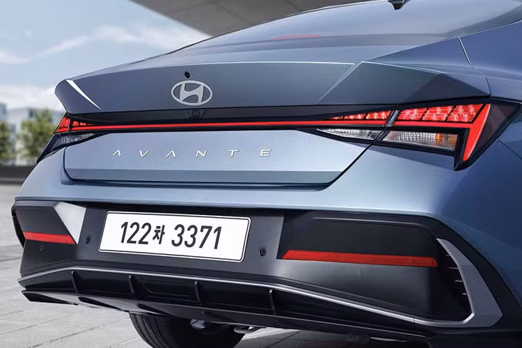 Lưới tản nhiệt Parametric-Jewel được thu hẹp lại, tạo nên một tổng thể hài hòa hơn cho mẫu sedan Hàn Quốc. Phần còn lại của xe hầu như không thay đổi, ngoại trừ cản sau thể thao hơn. 