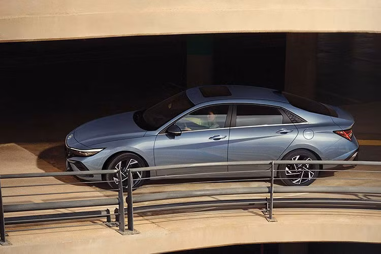 Xe được phân phối tại Hàn Quốc với 3 phiên bản Smart, Modern, Inspiration cùng với 9 tùy chọn màu sơn. Mức giá xe giá xe Hyundai Elantra 2024 khởi điểm là 15.367 USD (khoảng 360 triệu đồng) và 25.000 USD (khoảng 590 triệu đồng) đối với phiên bản cao cấp nhất.