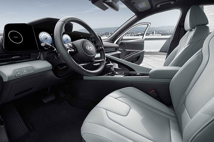 Nội thất Elantra 2024 không có quá nhiều thay đổi về cách bố trí so với đời cũ. Phiên bản tiêu chuẩn dùng đồng hồ tốc độ analog và màn hình trung tâm 8 inch. Trong khi đó, các phiên bản cao cấp có cụm màn hình kép kích thước 10,25 inch.