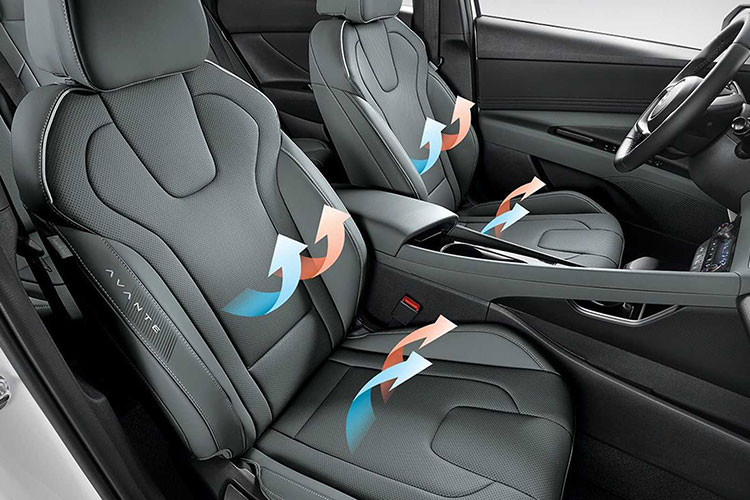 Hệ thống điều hòa trên Elantra 2024 nay có thêm chức năng After-Blow. Theo đó, quạt gió điều hòa sẽ thổi thêm 10 phút sau khi xe đã tắt động cơ, giúp làm bay hơi ẩm ngưng tụ bên trong cabin, hạn chế tình trạng nấm mốc.