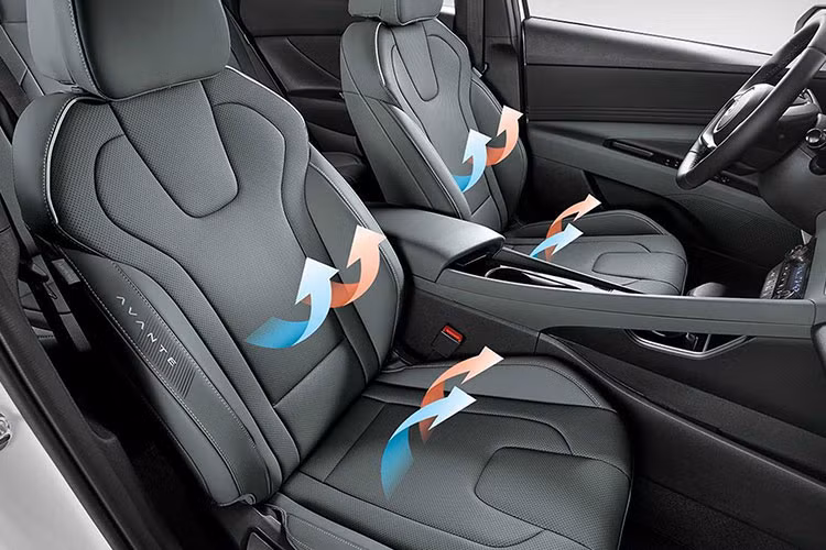 Hệ thống điều hòa trên Elantra 2024 nay có thêm chức năng After-Blow. Theo đó, quạt gió điều hòa sẽ thổi thêm 10 phút sau khi xe đã tắt động cơ, giúp làm bay hơi ẩm ngưng tụ bên trong cabin, hạn chế tình trạng nấm mốc.