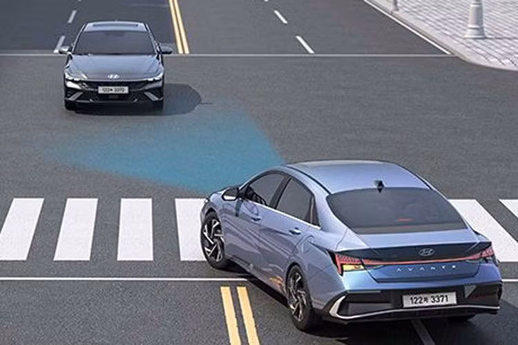 Tại Hàn Quốc, Hyundai Elantra 2024 có các tùy chọn động cơ xăng, khí hóa lỏng (LPG) và hybrid. Theo đó, động cơ xăng Smartstream 1.6L nạp khí tự nhiên cho công suất 121 mã lực, bản LPG 1.6 LPi cho công suất 118 mã lực. Phiên bản hybrid có công suất 104 mã lực.