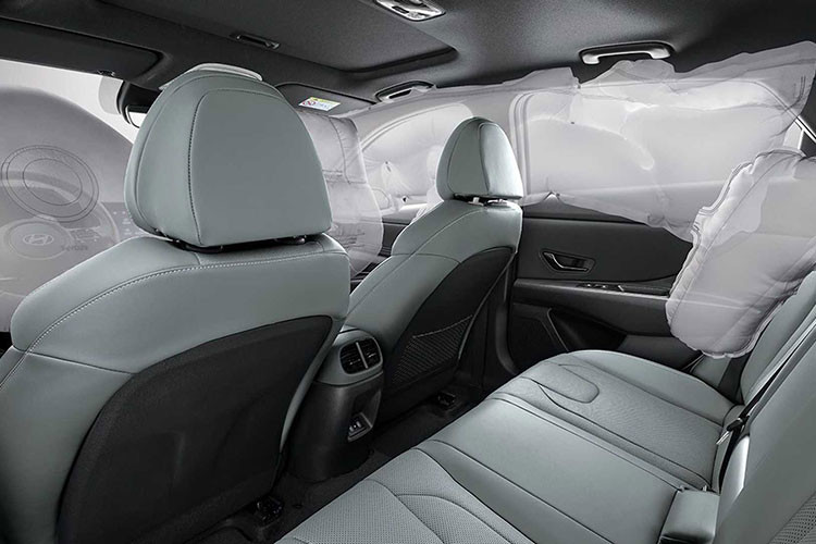 Một chi tiết đáng chú ý là việc xe bổ sung thêm một camera hành trình gắn ở sau gương. Hình ảnh thu được hiện lên màn hình giải trí hoặc smartphone có kết nối bluetooth. Chưa hết, Elantra 2024 còn có thêm chìa khóa điện tử, giúp đóng mở cửa, điều chỉnh điều hòa từ xa...