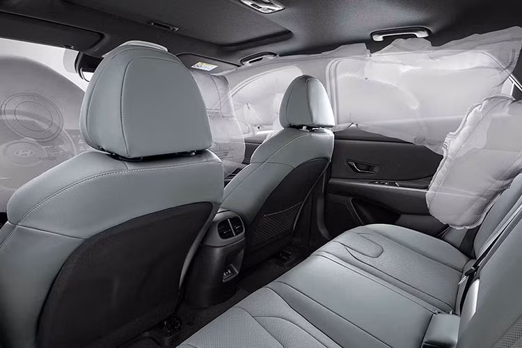 Một chi tiết đáng chú ý là việc xe bổ sung thêm một camera hành trình gắn ở sau gương. Hình ảnh thu được hiện lên màn hình giải trí hoặc smartphone có kết nối bluetooth. Chưa hết, Elantra 2024 còn có thêm chìa khóa điện tử, giúp đóng mở cửa, điều chỉnh điều hòa từ xa...