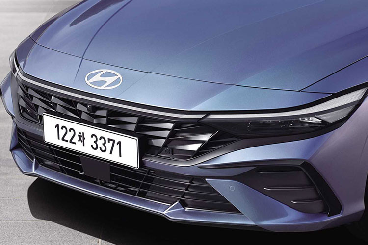 Thay đổi về hình thức của Elantra 2024 tập trung ở phần đầu xe, với cụm đèn pha, mặt ca lăng và cản sốc thiết kế mới. Cụm đèn chiếu sáng chính mỏng hơn phiên bản cũ, dải đèn định vị DRL nối liền với nhau bằng một dải kim loại sáng màu. 