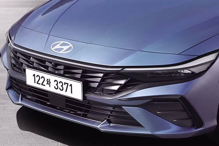 Thay đổi về hình thức của Elantra 2024 tập trung ở phần đầu xe, với cụm đèn pha, mặt ca lăng và cản sốc thiết kế mới. Cụm đèn chiếu sáng chính mỏng hơn phiên bản cũ, dải đèn định vị DRL nối liền với nhau bằng một dải kim loại sáng màu. 