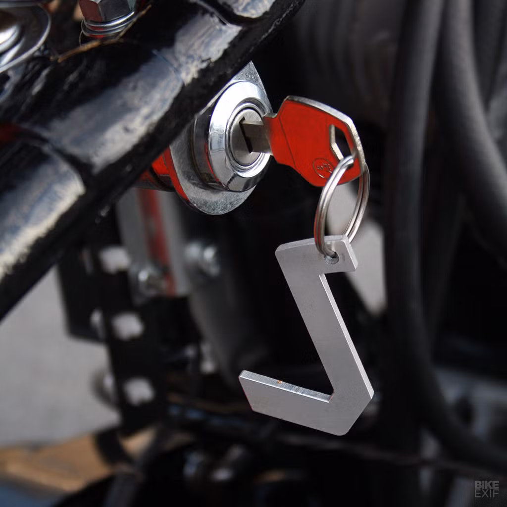 Ý tưởng sẽ là tái hiện lại chiếc WLC đầu tiên của James. Trong đống hộp carton đựng phụ tùng, James đã trả lại gần hết. Anh chỉ giữ khung xe, phuộc, động cơ, hộp số và may ơ. Những linh kiện này đều được tân trang như mới.