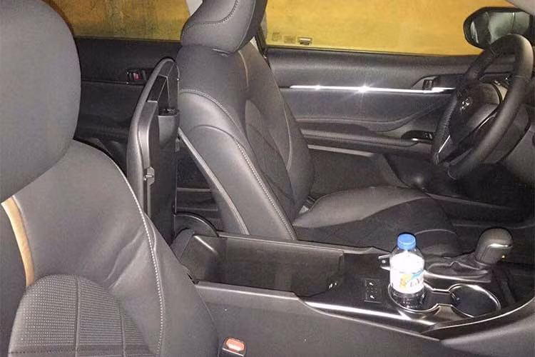 Camry 2018 có gói Toyota Safety Sense P tiêu chuẩn, bao gồm tránh va chạm sớm, phát hiện người đi bộ, kiểm soát hành trình thích ứng dựa trên radar, cảnh báo chuyển làn đường, hỗ trợ đánh lái và đèn pha tự động. Đặc biệt, toàn bộ dòng Toyota Camry 2018 đều có 10 túi khí và camera lùi. Một số bản của Toyota Camry 2018 còn có tính năng phát hiện điểm mù và cảnh báo giao thông phía sau.