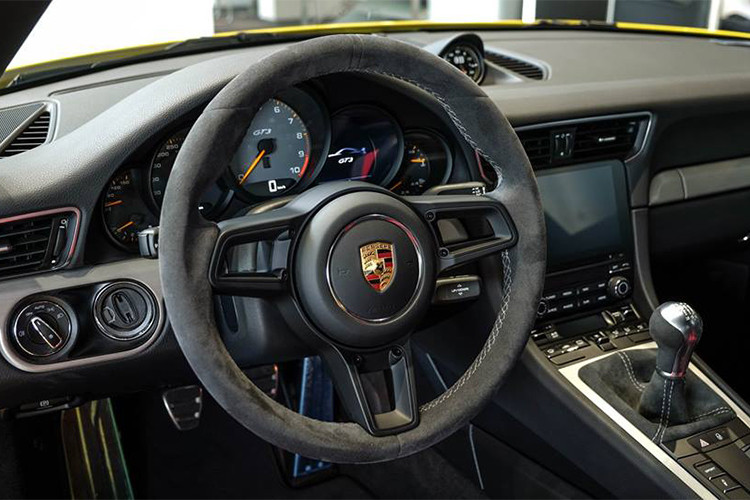 Bên trong khoang lái của Porsche 911 GT3 2018 sang chảnh đến bất ngờ, các trang bị bao gồm; hệ thống ghế ngồi thể thao được tinh chỉnh lại để giúp người ngồi thoải mái hơn, ghế lái chỉnh điện 18 hướng. Khoang điều khiện rộng thoáng với nhiều trang bị thiết bị công nghệ hiện đại.