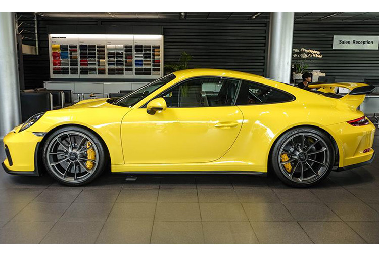 Cũng giống như các phiên bản khác của dòng siêu xe thể thao Porsche 911, 911 GT3 2018 sẽ có một số thay đổi lớn về thiết kế. Trong đó, đễ nhận ra nhất là bộ bodykit mới với thiết kế tương tự mẫu xe đua GT3 Cup.