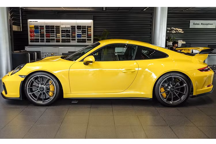 Cũng giống như các phiên bản khác của dòng siêu xe thể thao Porsche 911, 911 GT3 2018 sẽ có một số thay đổi lớn về thiết kế. Trong đó, đễ nhận ra nhất là bộ bodykit mới với thiết kế tương tự mẫu xe đua GT3 Cup.