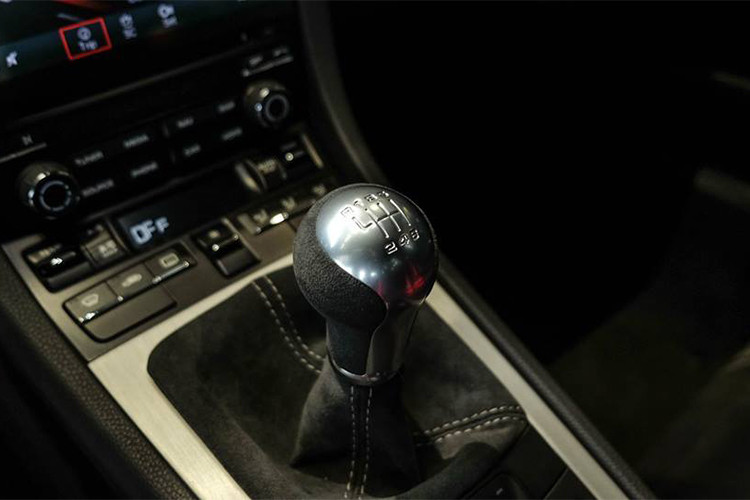 Porsche 911 GT3 2018 được trang bị khối động cơ 6 xy-lanh, hút khí tự nhiên, dung tích 4.0 lít, sản sinh công suất tối đa 500 mã lực và mô-men xoắn cực đại 458 Nm. Phiên bản chính hãng tại Việt Nam sử dụng loại hộp số sàn 6 cấp nên có thời gian tăng tốc từ 0–100 km/h trong 3,8 giây.