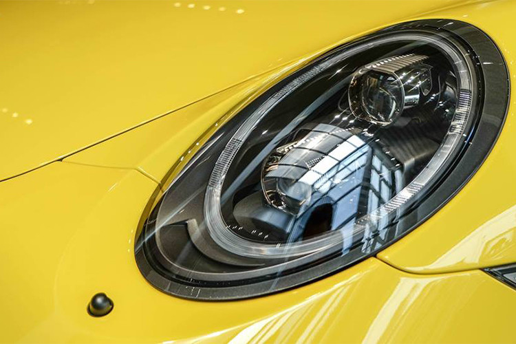 Ngoài ra mẫu xe thể thao nhà Porsche còn có đèn pha và đèn hậu LED 3 chiều mới. 2 bên thân xe không có sự thay đổi nhiều so với bản trước đây.