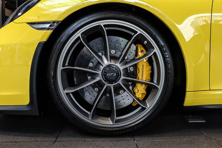 Ngoài ra 911 GT3 2018 còn có la-zăng 5 chấu kép thể thao sơn đen nhám kết hợp cùng cùm phanh màu vàng "sẹc tông" với ngoại thất đầy nổi bật và được tích hợp thêm hệ thống đánh lái bánh sau.