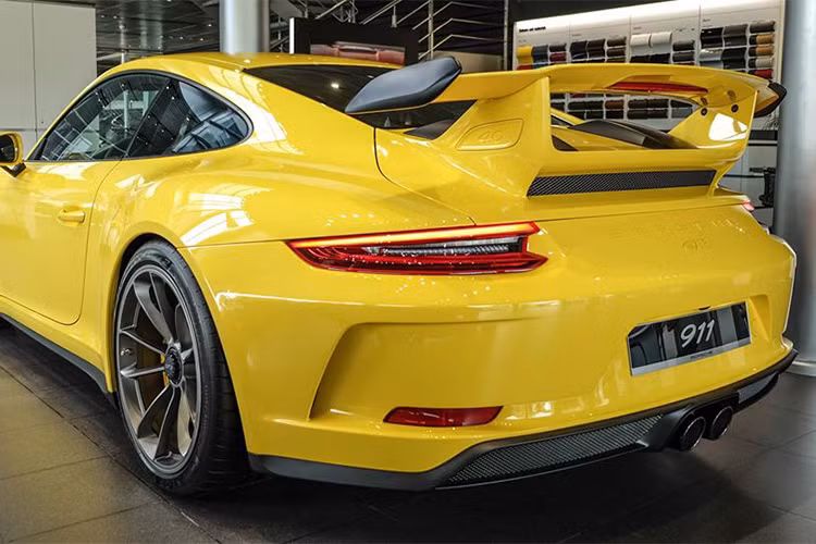 Điểm đáng chú ý đó là lưới tản nhiệt ở đầu xe được nới rộng hơn giúp tăng tính khí động học cho xe. Cùng với đó, một điểm mới giúp người mua nhận diện đó là cánh lướt gió cỡ đại gắn cố định phía sau.