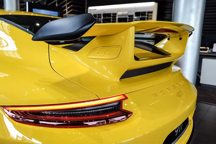 Phía sau, xe được trang bị một bộ khuếch tán mới, cùng một số chi tiết được sử dụng chất liệu carbon. Một điểm mạnh khác của Porsche 911 GT3 2018 khi sử dụng hộp số sàn chính là trọng lượng của xe chỉ ở mức 1.413 kg, "giảm cân" khoảng 16.7 kg so với bản trang bị hộp số PDK.