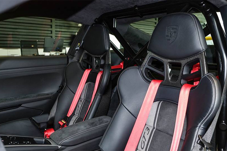 Xe được trang bị tiêu chuẩn công nghệ Porsche Communication Management (PCM). Các ghế ngồi thiết kế thể thao với màu đen và có điểm nhấn là dây đai an toàn màu đỏ. Nhận được sự phản hồi từ khách hàng, ở phiên bản nâng cấp, Porsche cũng đã điều chỉnh lại thiết kế của bộ ghế ngồi phù hợp hơn cho cả người lái lẫn khách..