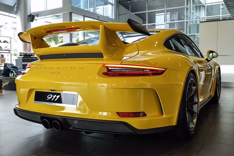 Nếu muốn nhanh hơn, các khách hàng kế tiếp có thể lựa chọn hộp số PDK 7 cấp. Hiện mẫu xe Porsche 911 GT3 bản 2018 được đưa về Việt Nam theo diện chính hãng và sở hữu mức giá bản khoảng 11,06 tỷ đồng.