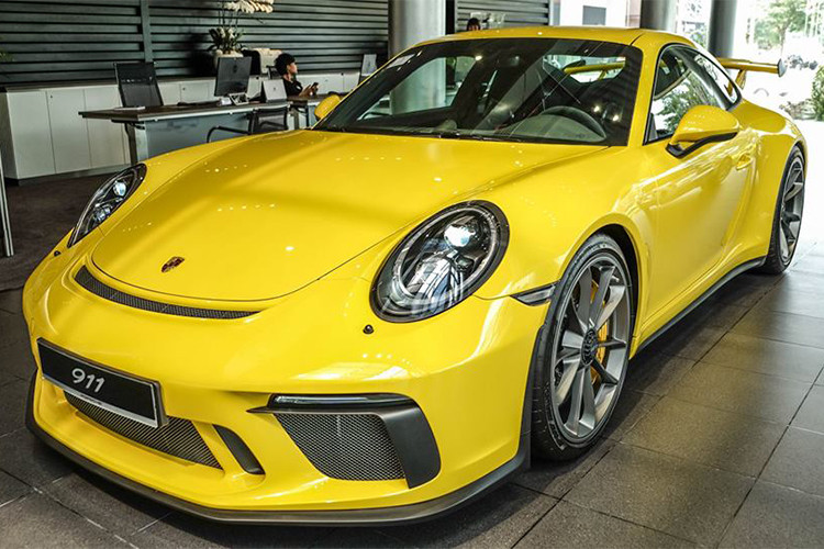 Mới đây, hãng Porsche Việt Nam vừa công bố những hình ảnh về chiếc siêu xe Porsche 911 GT3 2018 màu vàng từng được đưa về nước vào đầu tháng 1/2018. Chiếc xe mới này sở hữu ngoại thất sơn màu vàng, điểm nhấn có thể kể đến một số chi tiết sơn đen nhám.