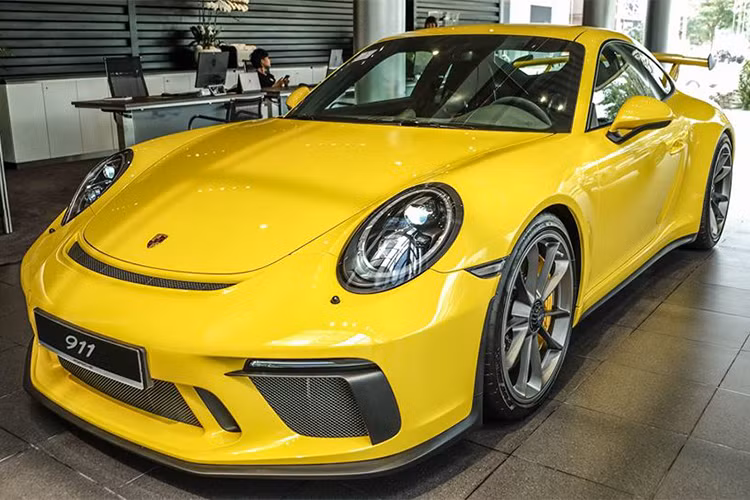 Mới đây, hãng Porsche Việt Nam vừa công bố những hình ảnh về chiếc siêu xe Porsche 911 GT3 2018 màu vàng từng được đưa về nước vào đầu tháng 1/2018. Chiếc xe mới này sở hữu ngoại thất sơn màu vàng, điểm nhấn có thể kể đến một số chi tiết sơn đen nhám.