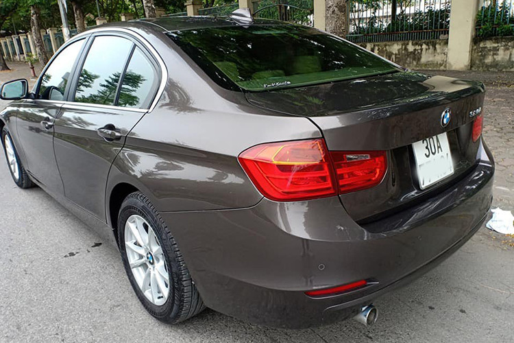 Mẫu xe BMW 3-Series 2015 không có quá nhiều thay đổi so với thế hệ cũ. Ở ngoại hình là cụm đèn pha LED tạo hình mới, hốc hút gió mở rộng hơn, cản sau mang thiết kế 3D và cụm đèn hậu LED mới (đồng bộ với những “người anh em” khác mang thương hiệu cánh quạt xứ Bavaria).
