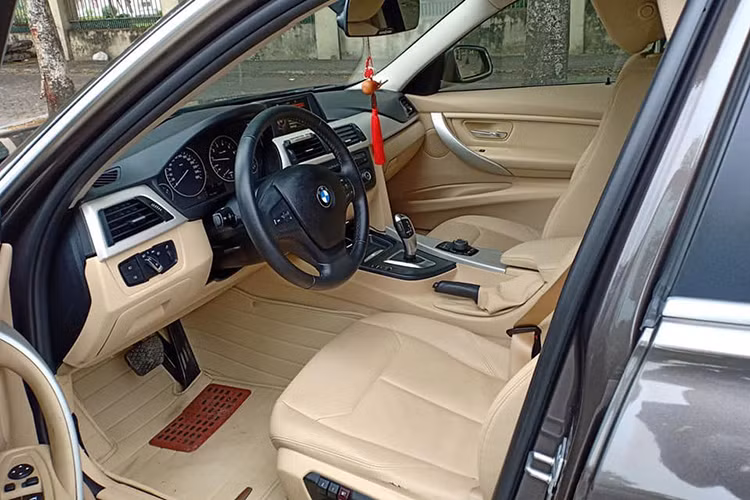 Khoang lái của BWM 3- Series được thiết kế hướng về người lái với phong cách trẻ trung, năng động. Màn hình hiển thị trung tâm có kích thước 6,5 inch được thiết kế thanh thoát với góc đặt nghiên về phía người lái một góc 7 độ. Người lái có thể dễ dàng truy cập vào giao diện điều khiển trung tâm qua bộ điều khiển iDrive thế hệ mới.