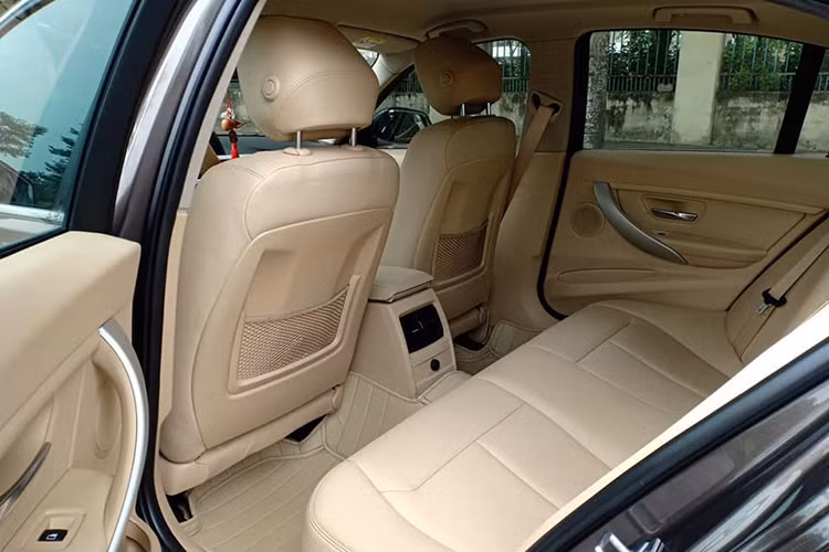 Mang đến sức mạnh cho mẫu xe BMW 320i là khối động cơ TwinPower Turbo I4, sản sinh công suất 184 mã lực tại 5.000 v/ph và mô-men xoắn 270Nm tại 1.250-4.500 v/ph cho vận tốc tối đa 235 km/h. Thời gian tăng tốc từ 0-100 km/h là 7,3 giây và tiêu thụ hết 5,3 l/100km. Trong khi con số trên phiên bản cũ tương ứng là 7,6 giây và 5,9 l/100 km.