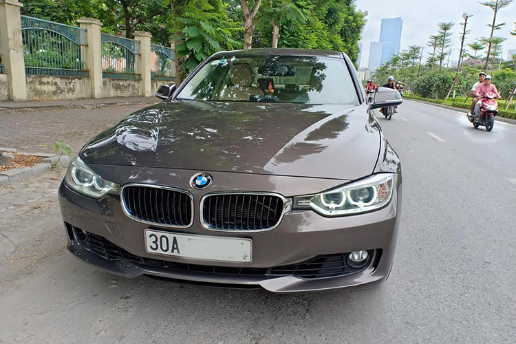 Tại thị trường Việt Nam hiện nay, sau khi về tay tập đoàn Thaco, giá bán của một số mẫu xe BMW giảm khá mạnh trong đó có mẫu 320i. Khi được Euro Auto phân phối, giá xe BMW 320i từ 1,525 – 1,6 tỷ đồng, tuy nhiên hiện tại, giá xe chỉ còn 1,319 – 1,509 tỷ đồng, giảm tới 221 triệu đồng.