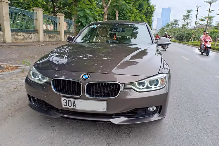 Tại thị trường Việt Nam hiện nay, sau khi về tay tập đoàn Thaco, giá bán của một số mẫu xe BMW giảm khá mạnh trong đó có mẫu 320i. Khi được Euro Auto phân phối, giá xe BMW 320i từ 1,525 – 1,6 tỷ đồng, tuy nhiên hiện tại, giá xe chỉ còn 1,319 – 1,509 tỷ đồng, giảm tới 221 triệu đồng.