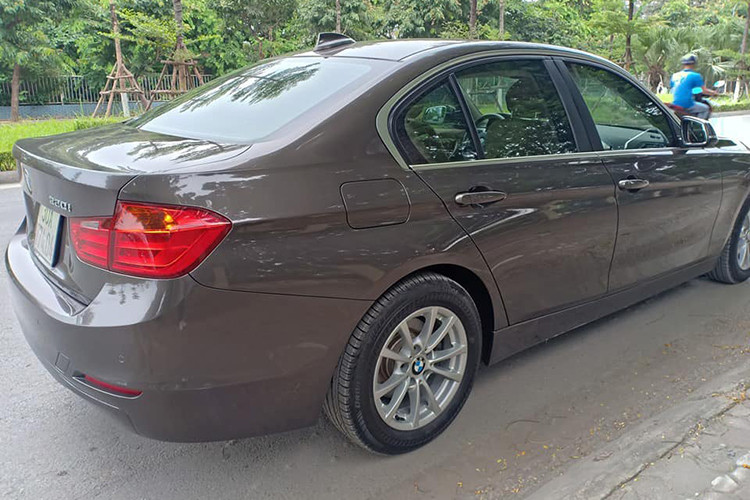 BMW 320i F30 cũng được trang bị hệ thống Driving Experience Control. Ngoài 3 chế độ cơ bản là Comfort, Sport và Sport+ , còn có một chế độ được cài đặt thêm là Eco Pro, chế độ này có thể giảm mức tiêu thụ nhiên liệu lên đến 20% (theo công bố của nhà sản xuất vào thời điểm đó).