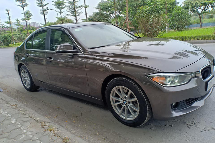 Chiếc xe sang BMW 320i cũ đời 2015 này hiện được chủ nhân tại Hàn Nội rao bán trên diễn đàn xe cũ thuộc phiên bản nâng cấp với một số thay đổi nhỏ so với thế hệ trước đó. Thời điểm 2015, xe được Euro Auto phân phối chính hãng với giá khoảng hơn 60.000 USD (tương đương gần 1,4 tỷ đồng - đã bao gồm thuế VAT).