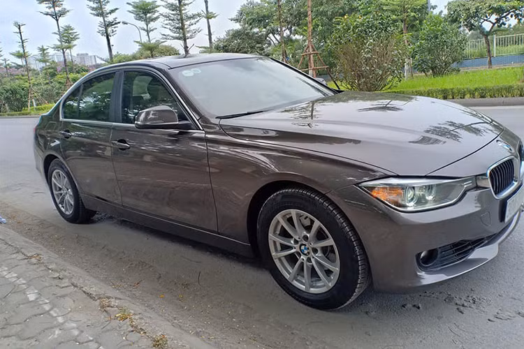 Chiếc xe sang BMW 320i cũ đời 2015 này hiện được chủ nhân tại Hàn Nội rao bán trên diễn đàn xe cũ thuộc phiên bản nâng cấp với một số thay đổi nhỏ so với thế hệ trước đó. Thời điểm 2015, xe được Euro Auto phân phối chính hãng với giá khoảng hơn 60.000 USD (tương đương gần 1,4 tỷ đồng - đã bao gồm thuế VAT).