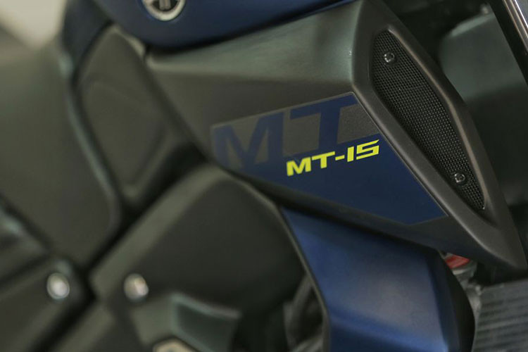 Về mặt trang bị, xe côn tay Yamaha MT-15 có đồng hồ là màn hình kỹ thuật số hoàn toàn, hiển thị các thông số chính của xe như vận tốc, vòng tua máy, cấp số, lượng xăng và hành trình. Hệ thống treo trên xe gồm cặp phuộc hành trình ngược ở trước và giảm xóc đơn dạng lò xo trụ phía sau.