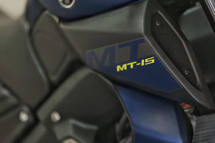 Về mặt trang bị, xe côn tay Yamaha MT-15 có đồng hồ là màn hình kỹ thuật số hoàn toàn, hiển thị các thông số chính của xe như vận tốc, vòng tua máy, cấp số, lượng xăng và hành trình. Hệ thống treo trên xe gồm cặp phuộc hành trình ngược ở trước và giảm xóc đơn dạng lò xo trụ phía sau.