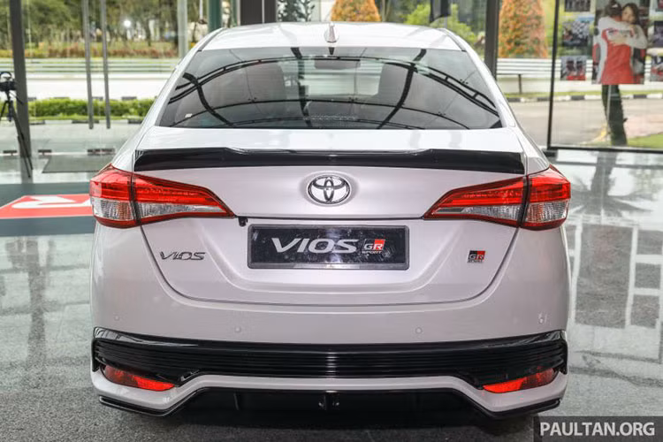 Các chi tiết đen xuất hiện ở nhiều nơi ở ngoại thất tăng tính thể thao cho xe như lưới tản nhiệt, hốc đèn sương mù, viền cửa sổ, ốp gương chiếu hậu ngoài, mâm xe, cánh lướt gió đuôi.