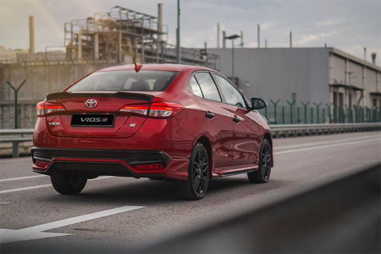 Tại Việt Nam, Toyota Vios là mẫu xe bán chạy nhất năm 2020 với doanh số hơn 30 nghìn chiếc bán ra vào năm ngoái, vượt tới 10 nghìn xe so với mẫu xe bán chạy thứ 1. Hiện tại, Toyota Vios phân phối ra thị trường 5 phiên bản với giá từ 470-570 triệu đồng.