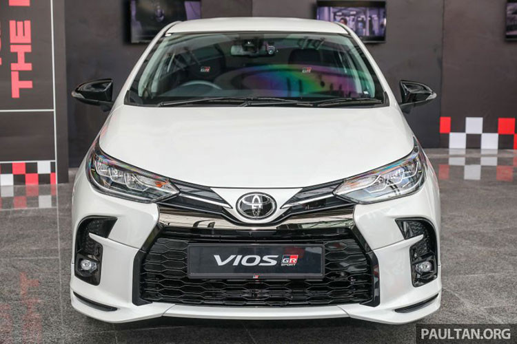 So với phiên bản nâng cấp tiêu chuẩn, mẫu xe sedan Toyota Vios GR Sport có thiết kế hơi khác biệt mạnh mẽ hơn hẳn, đặc biệt là lưới tản nhiệt với hốc chứa đèn sương mù phía trước. Các chi tiết sơn đen bóng cũng làm nổi bật thêm nét cá tính của mẫu xe này.