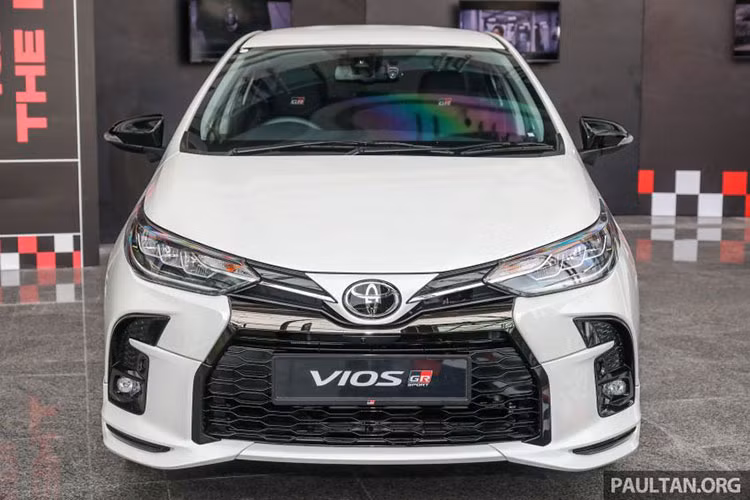 So với phiên bản nâng cấp tiêu chuẩn, mẫu xe sedan Toyota Vios GR Sport có thiết kế hơi khác biệt mạnh mẽ hơn hẳn, đặc biệt là lưới tản nhiệt với hốc chứa đèn sương mù phía trước. Các chi tiết sơn đen bóng cũng làm nổi bật thêm nét cá tính của mẫu xe này.