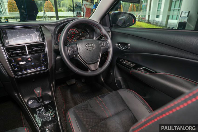 Không gian nội thất xe xuất hiện nhiều logo GR ở các vị trí như thảm trải sàn, đáy vô lăng, tựa đầu ghế ngồi bọc da. Bảng đồng hồ Optitron khác biệt với nhiều chi tiết màu đỏ.