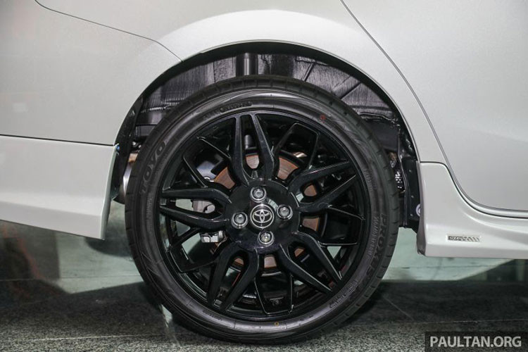 Toyota Vios GR-S thế hệ mới được trang bị bộ phụ kiện thể thao gồm lưới tản nhiệt GR Sport, bộ khí động học, hệ thống treo tinh chỉnh, ghế ngồi bọc da với logo GR-S, mâm hợp kim đa chấu cỡ lớn 17 inch.