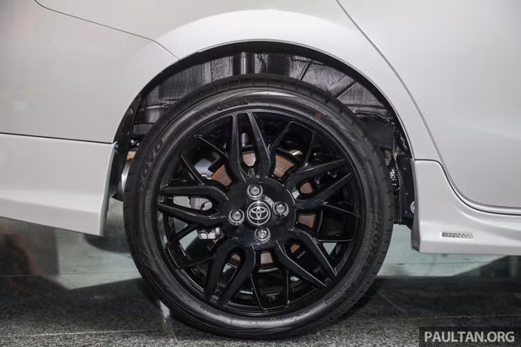 Toyota Vios GR-S thế hệ mới được trang bị bộ phụ kiện thể thao gồm lưới tản nhiệt GR Sport, bộ khí động học, hệ thống treo tinh chỉnh, ghế ngồi bọc da với logo GR-S, mâm hợp kim đa chấu cỡ lớn 17 inch.