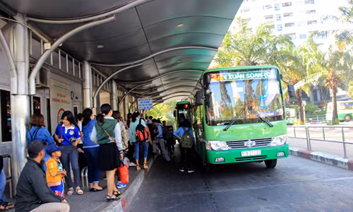 Dinh chi nhan vien lai xe buyt dam trong thuong tai xe Grab