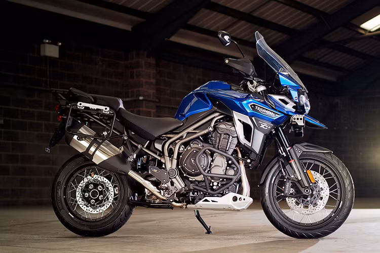  Triumph Tiger 800 hướng đến người dùng thích off-road bao gồm bốn biến thể là Tiger 800 XR/XRx và Tiger 800 XC/XCx. Động cơ trang bị cho cả bốn mẫu xe trên đều đã được hiệu chỉnh nhằm tăng khả năng tiết kiệm nhiên liệu lên 17%. Hộp số cũng được cải tiến hoàn toàn mới. Tại thị trường Ấn Độ, xe có giá bán khoảng 11.000 USD.