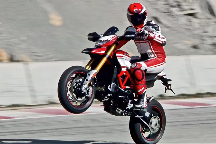 Với mức giá từ 13.999 USD, mẫu supermoto 937cc Hypermotard phiên bản 2016 rất được mong đợi của Ducati sở hữu những công nghệ kiểm soát điện tử hàng đầu đồng thời cũng đáp ứng tiêu chuẩn khí thải Euro 4. Điểm đáng chú ý nhất nằm ở khối động cơ 937cc, làm mát bằng dung dịch hoàn toàn mới và đầy sức mạnh.