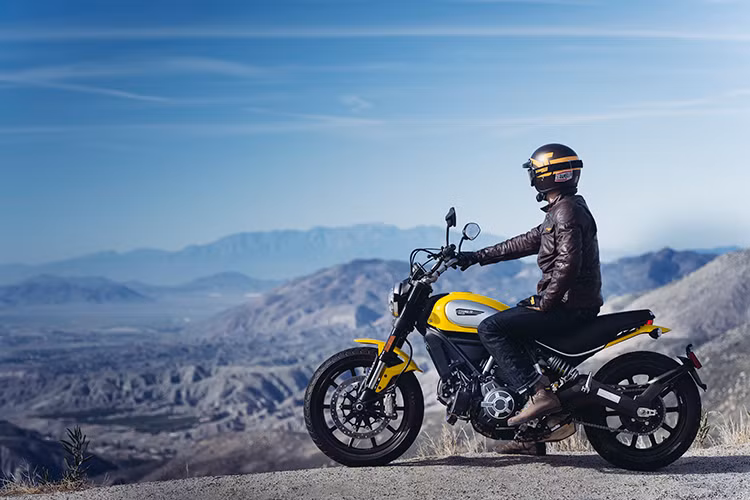 Dù ddã được hãng xe Ý cho ra mắt từ 2014 nhưng cho đến hiên nay, Ducati Scrambler 803 vẫn là mẫu xe bán chạy nhất. Xe sở hữu động cơ 803cc, công suất tối đa 75 mã lực, đi kèm với hộp số 6 cấp. Scrambler 803 ngoài sản xuất tại Ý còn có phiên bản Châu Á sản xuất tại Thái Lan với mức giá khá "hời" - chỉ khoảng hơn 10.000 USD.