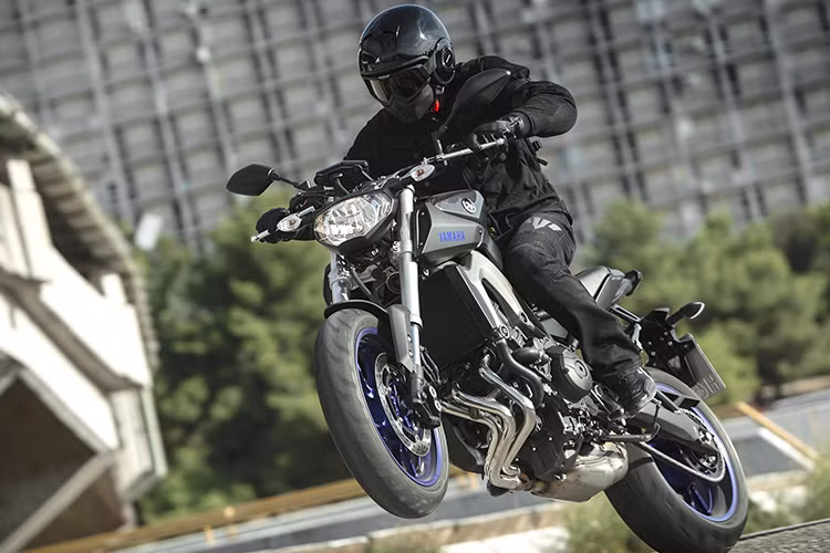 Yamaha MT-09 mới sử dụng động cơ 850cc, 3 xi-lanh, DOHC làm mát bằng dung dịch, dung tích 847cc kết hợp hộp số 6 cấp giúp sản sinh công suất tối đa 115 mã lực tại 10.000 vòng/phút, mô-men xoắn cực đại 87,5 Nm tại 8.500 vòng/phút. Tại thị trường Việt Nam, mẫu xe này sở hữu mức giá khoảng 350 triệu đồng.